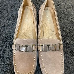 Women’s tan suede loafers Naturalizer size 7.5